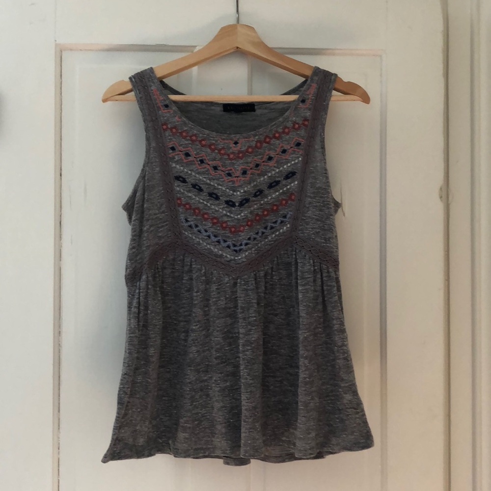 3/$15 🍁 Gray tank with boho details!